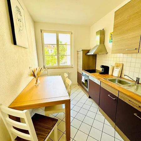 Stoetteritz - 3 - 6 People - 4 Beds - Balcony - Great Public Transport 11 Minutes To The Apartment *