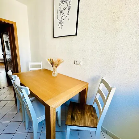 Apartment Stoetteritz - 3 - 6 People - 4 Beds - Balcony - Great Public Transport 11 Minutes To The *